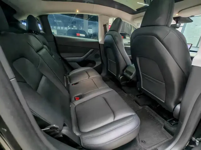 Tesla Model Y — Фото автомобиля 13