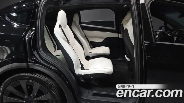 Tesla Model X — Фото автомобиля 16