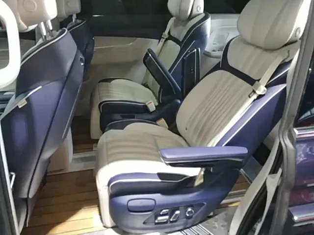Roewe iMAX8 — Фото автомобиля 16