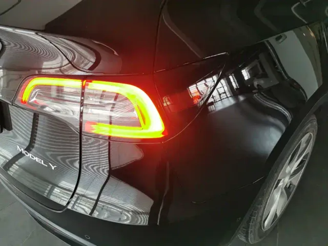 Tesla Model Y — Фото автомобиля 23