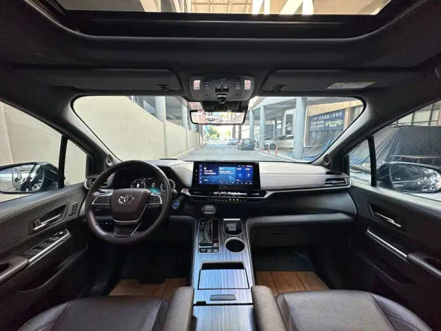 Toyota Sienna — Фото автомобиля 11
