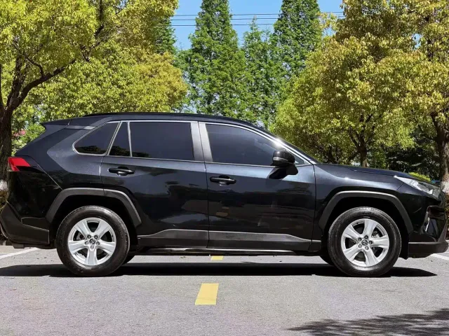 Toyota RAV4 — Фото автомобиля 4
