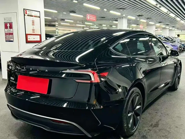 Tesla Model 3 — Фото автомобиля 4