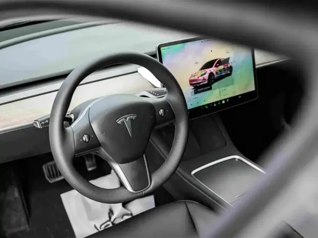Tesla Model 3 — Фото автомобиля 11
