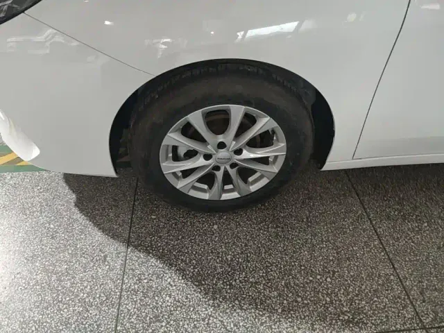 Roewe i5 — Фото автомобиля 22