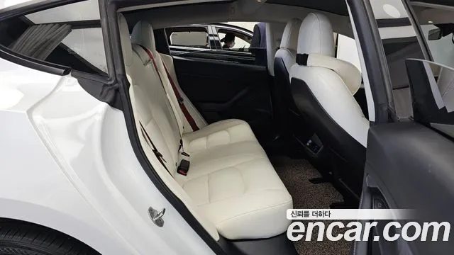Tesla Model 3 — Фото автомобиля 12
