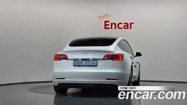 Tesla Model 3 — Фото автомобиля 4