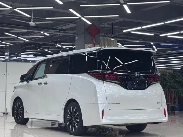 Toyota Alphard — Фото автомобиля 4