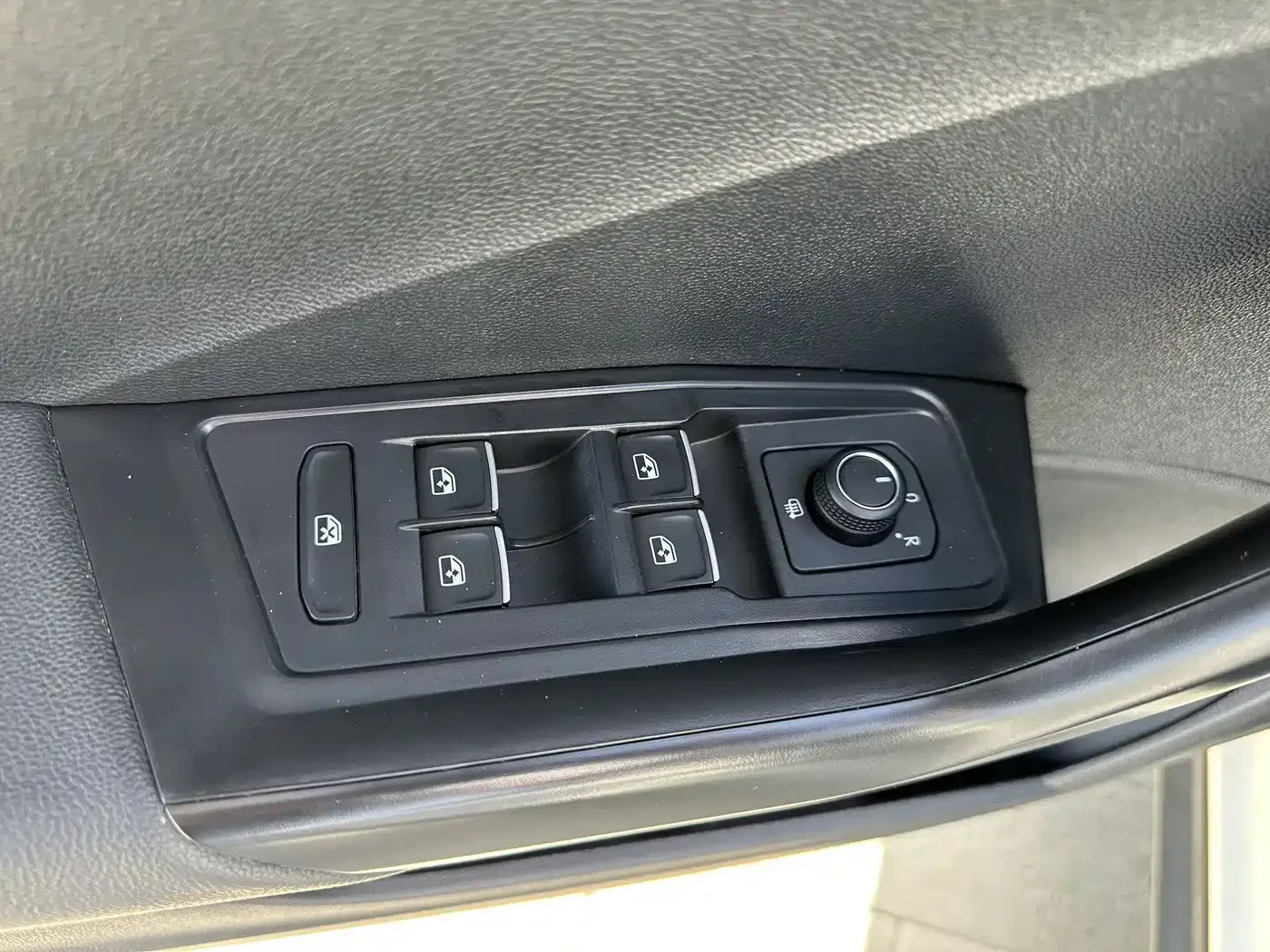 Volkswagen Volkswagen T-ROC 2022 280TSI DSG 2WD Comfort PLUS — Фото автомобиля 21