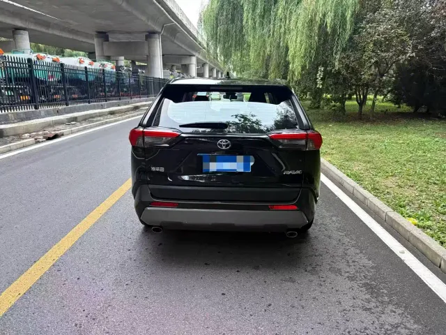 Toyota RAV4 — Фото автомобиля 5