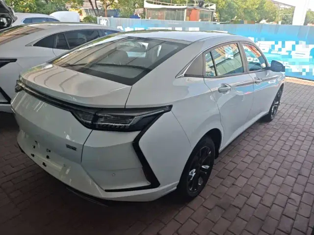 Dongfeng Yixuan — Фото автомобиля 6