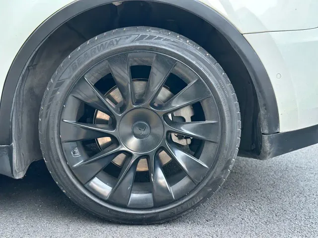Tesla Model Y — Фото автомобиля 7
