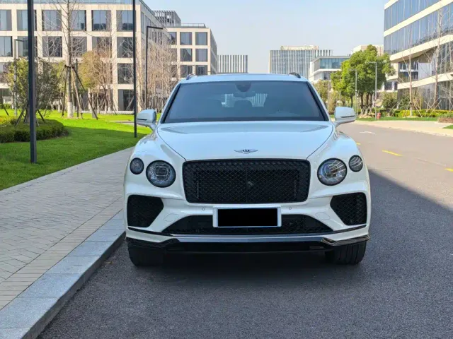 Bentley Bentayga — Фото автомобиля 2