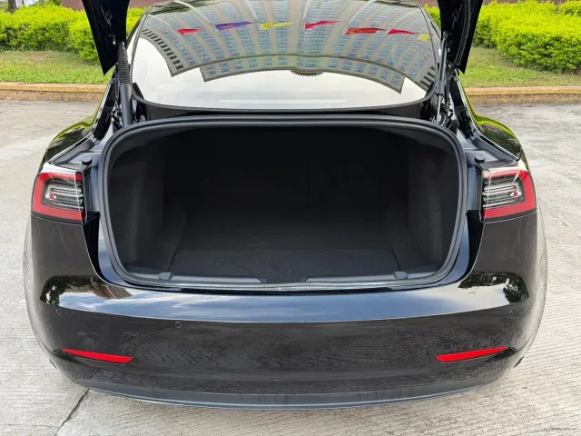 Tesla Model 3 — Фото автомобиля 17