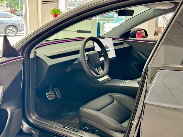 Tesla Model 3 — Фото автомобиля 4