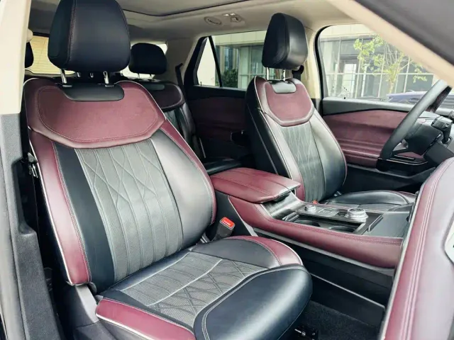 Ford Explorer — Фото автомобиля 7