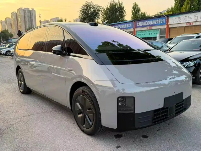 Li Auto MEGA — Фото автомобиля 3