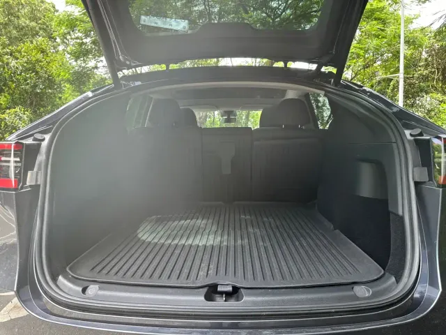 Tesla Model Y — Фото автомобиля 18