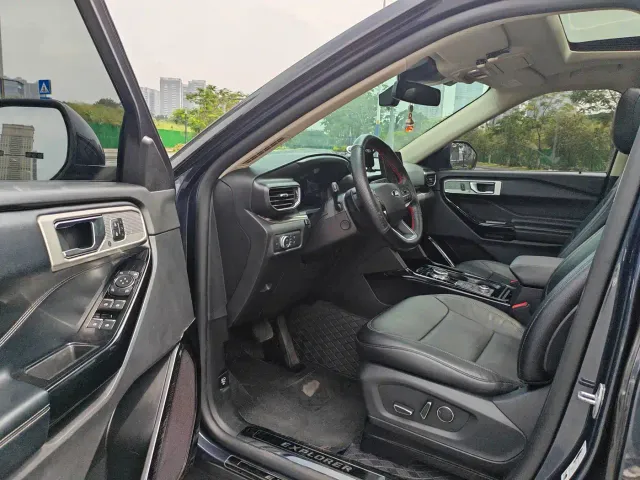 Ford Explorer — Фото автомобиля 4