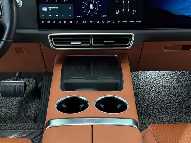Li Auto L9 — Фото автомобиля 13