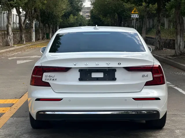 Volvo S60 — Фото автомобиля 5