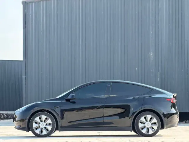 Tesla Model Y — Фото автомобиля 15