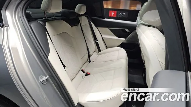 BMW 5 Series G60 — Фото автомобиля 11