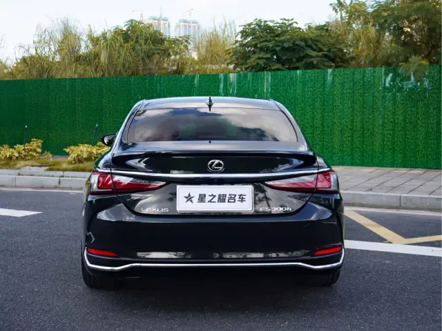 Lexus ES — Фото автомобиля 7