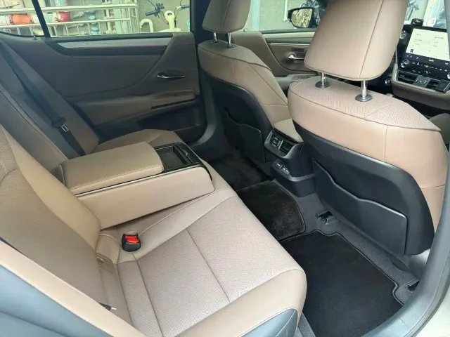 Lexus ES — Фото автомобиля 13