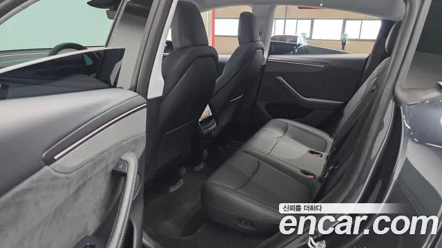 Tesla Model Y — Фото автомобиля 21