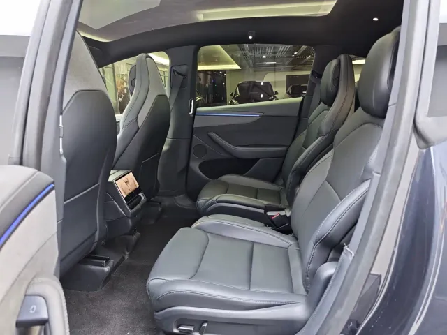 Tesla Model Y L — Фото автомобиля 6