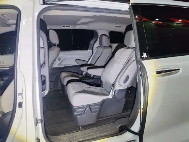 Toyota Sienna — Фото автомобиля 6