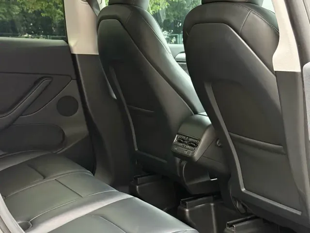Tesla Model Y — Фото автомобиля 11