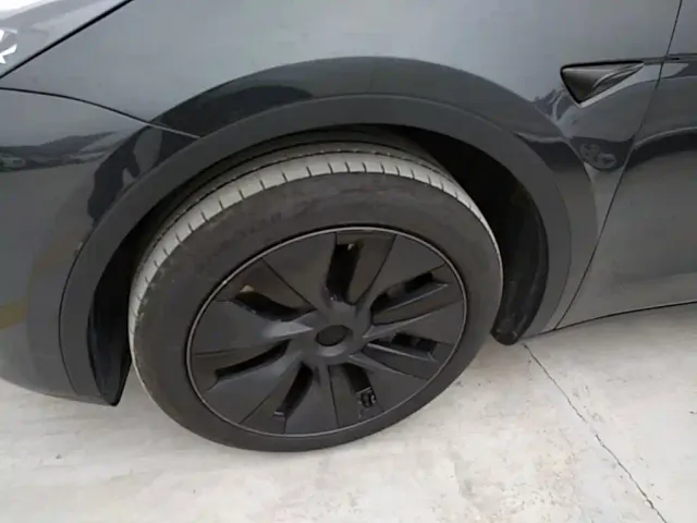 Tesla Model Y — Фото автомобиля 24