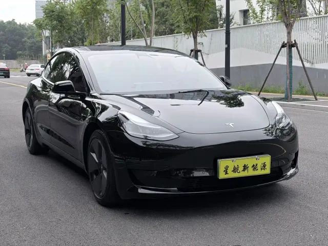 Tesla Model 3 — Фото автомобиля 4