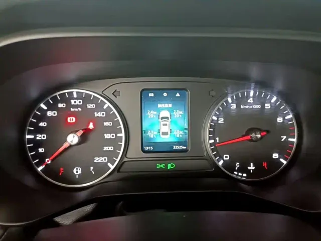 Roewe i5 — Фото автомобиля 11