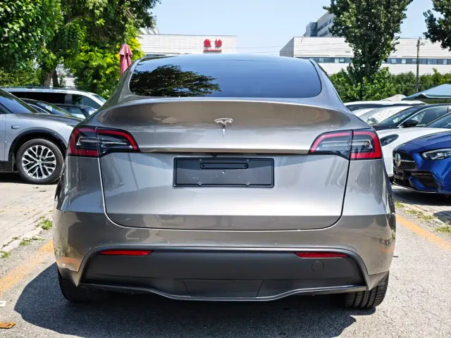 Tesla Model Y — Фото автомобиля 16
