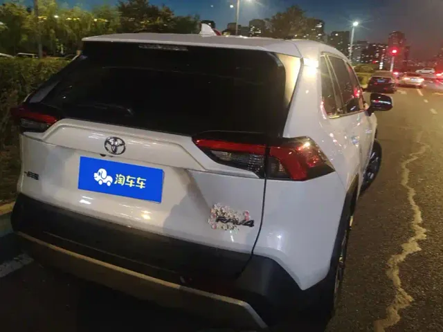 Toyota RAV4 — Фото автомобиля 3