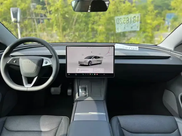 Tesla Model 3 — Фото автомобиля 16
