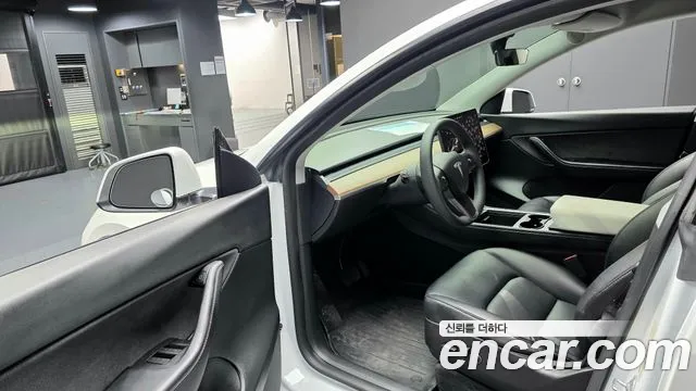 Tesla Model Y — Фото автомобиля 11