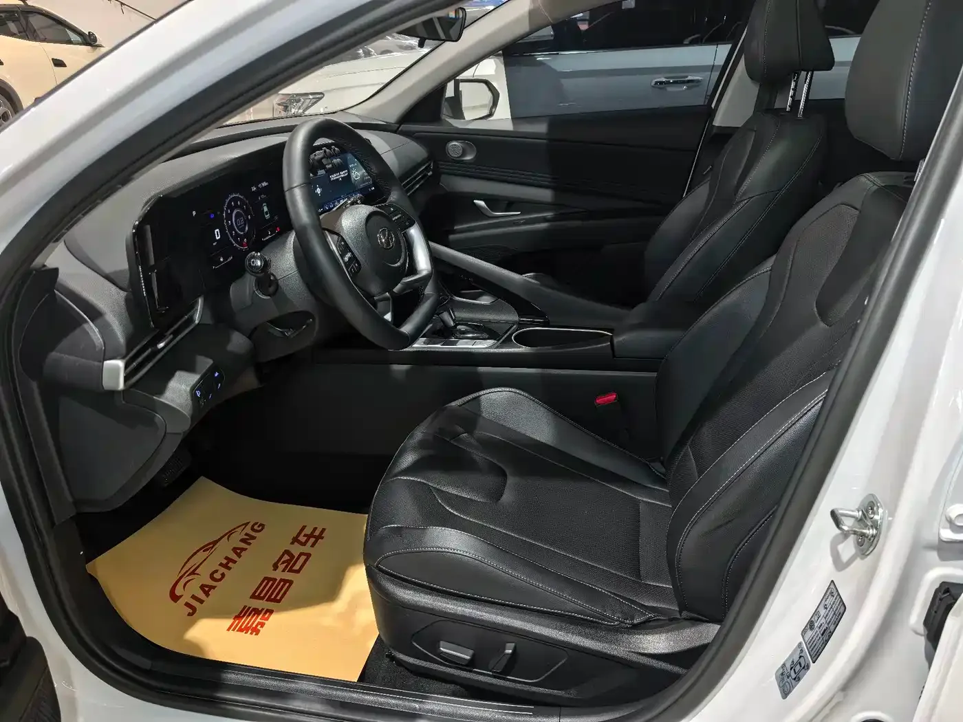 Hyundai Elantra 2022 1.5L CVT LUX Premium Edition — Фото автомобиля 6