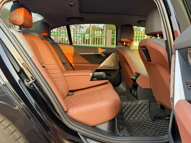 BMW 5 Series — Фото автомобиля 11