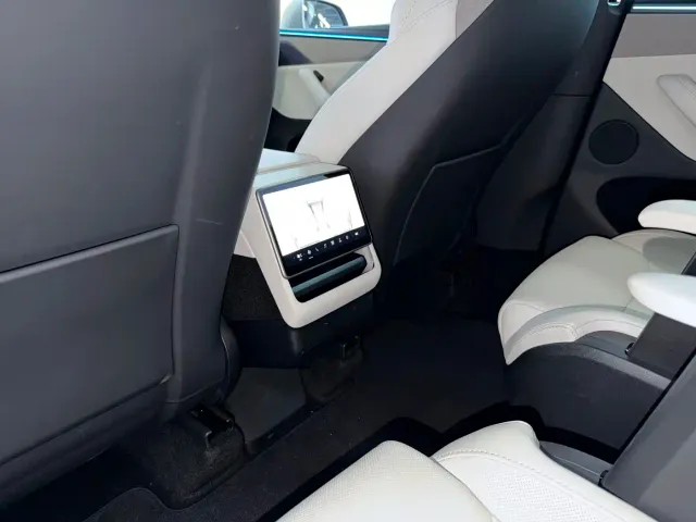 Tesla Model Y L — Фото автомобиля 8