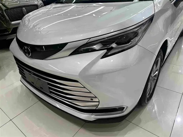 Toyota Sienna — Фото автомобиля 3