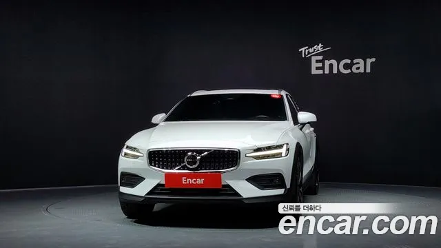 Вольво V60 V60 Cross Country 2 поколение B5 Ultimate AWD — Фото автомобиля 2