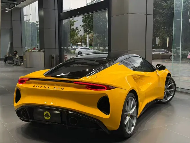 Lotus Emira — Фото автомобиля 4
