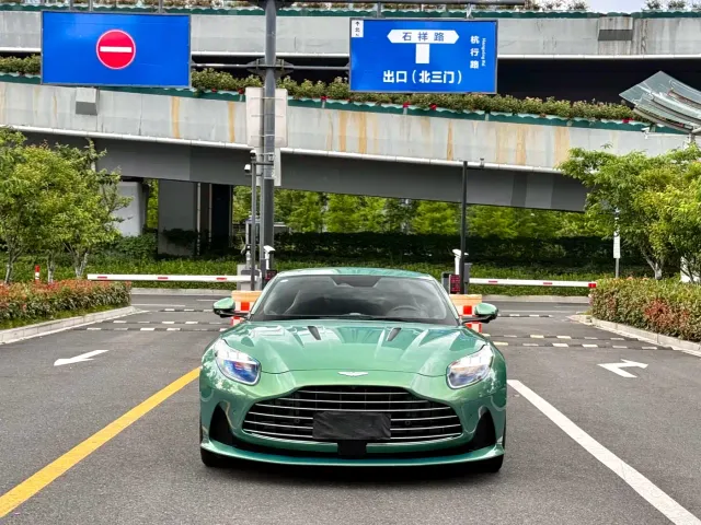 Фотография автомобиля — Aston Martin DB12
