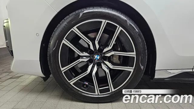 BMW i7 — Фото автомобиля 4