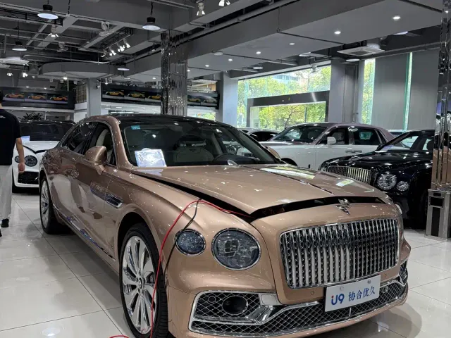 Bentley Flying Spur — Фото автомобиля 3
