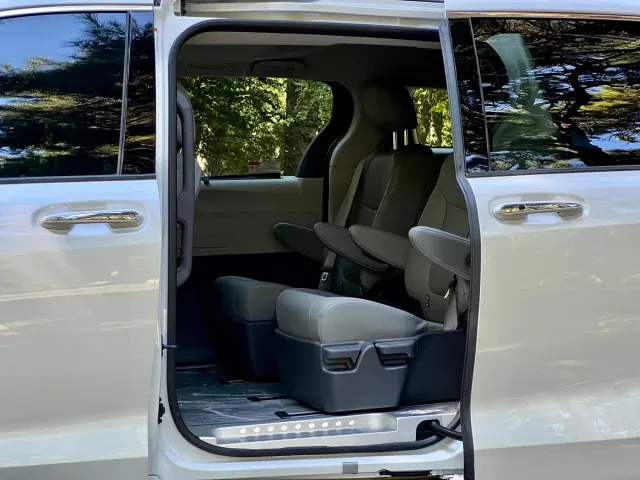Toyota Granvia 2024 2.5L Hybrid Comfort — Фото автомобиля 25